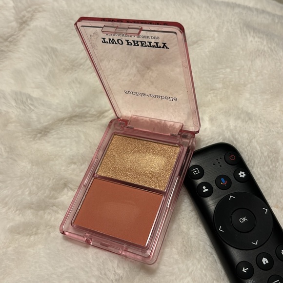 Two pretty highlighter and blush duo - Picture 2 of 2